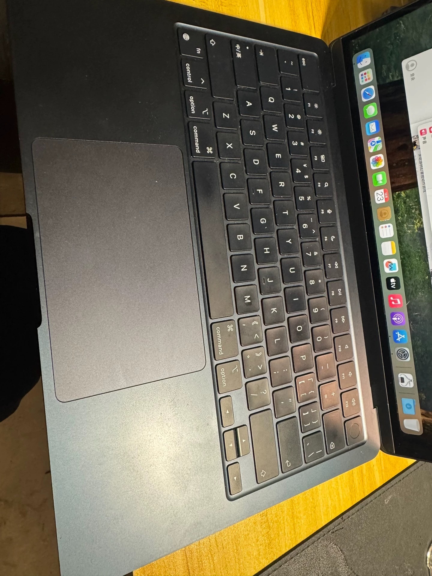 国行M2芯片MacBook Air苹果笔记本电脑，国行，M2芯片，2022款，13英寸，黑色，八核处理器，视频剪辑非常流畅。，电池容量88%。带指纹识别，流畅
